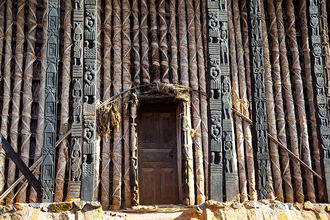 Versammlungshaus Achum aus Bambus und geschnitzte Holzstehlen