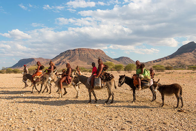 Himbas auf Eseln unterwegs