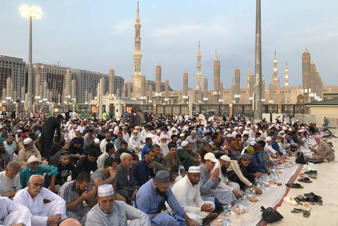 Fastenbrechen bei der Prophetenmoschee in Medina