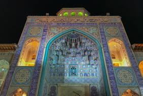 Stimmungsvolle Illumination im Shah Cheragh Mausoleum in Shiraz