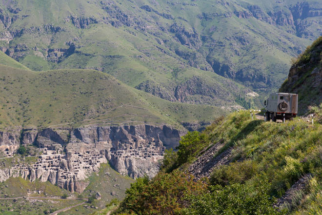 Serpentinenpiste hinunter ins Tal nach Wardzia