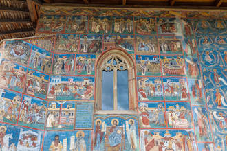 Die Kirchenmalereien erstrahlen im Voroneter Blau