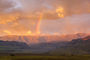 Sonnenaufgang mit Regenbogen über den Drakensbergen