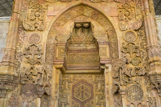 Herrliche Torfassade der Ulu Camii Moschee in Difrigi