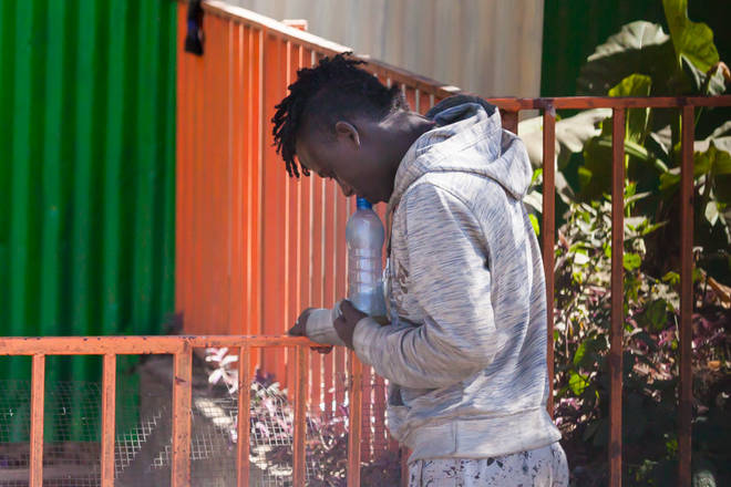 Klebstoffschnüffler-Junge in Addis Abeba