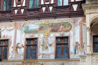Wandmalereien im Innenhof des Schlosses