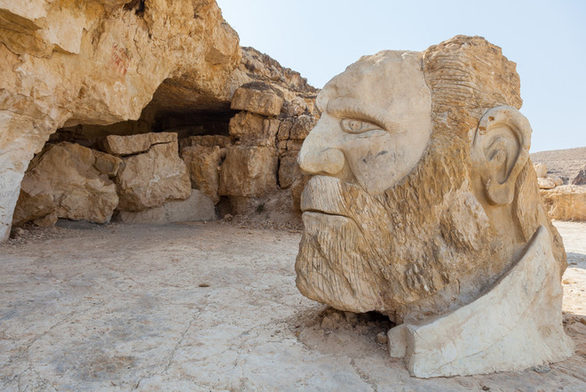 Tolle Skulpturen bei der größten, von Menschenhand geschaffenen Höhle in Jahrom