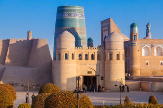 Khiva - das Westtor mit dem unfertigen, bunten Minarett, Wahrzeichen der Stadt