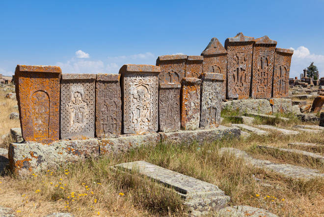 Friedhof von Noratus mit uralten Kreuzsteinen