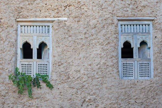 Traditionelle Holzfenster im alten Stadtteil von Mirbat