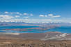 der ganze Lake Karakul mit seiner Inselwelt liegt uns zu Füßen