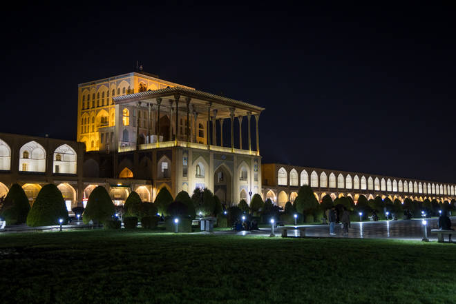 Der Ali Qapu Palast bei Nacht