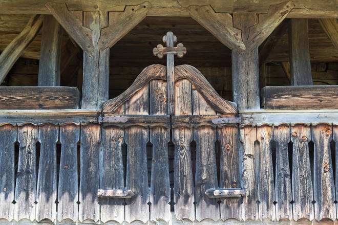 Eingangstor der ältesten Holzkirche Rumäniens