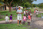 Tommy mit Kinderschar in Kisenyi
