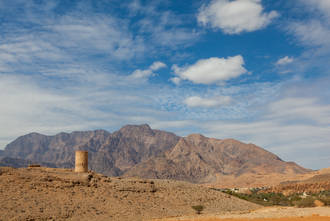 Ein alter Wehrturm bewacht den Ort Al Hisn