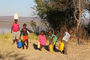 tägliche Arbeiten auch für Kinder: Wasser schleppen