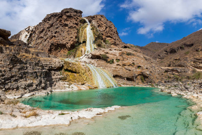 Wunderschöner großer Wasserfall im Wadi Darbat