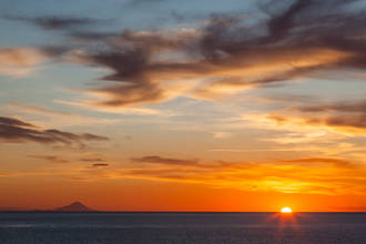 Sonnenaufgang über der Ägäis mit dem Berg Athos