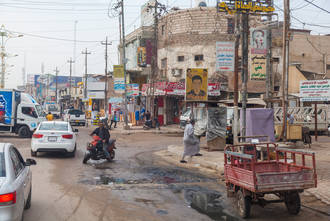 Straßenbild in Basra, Dreck, Müll und Schutt an allen Ecken der Stadt