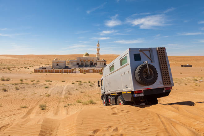 Erstes Zwischenziel erreicht - eine Moschee inmitten der Wüste
