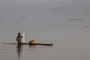 Fischer auf den für hier typischen Holzbrettern im Lake Bosumtwa