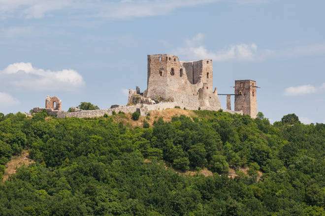 Burg Cseszneki aus dem 13. Jh. in Ungarn