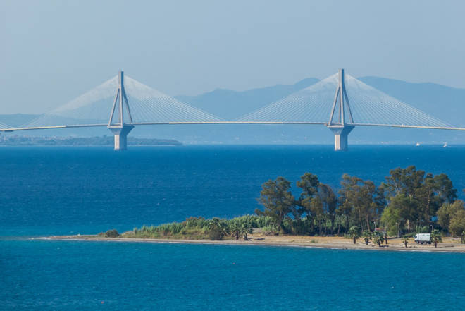 Blick von Nafpaktos auf die Brücke zum Peleponnes