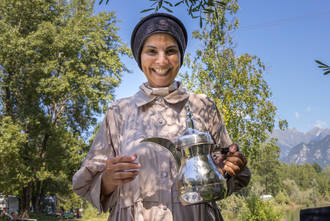 Sita serviert uns original arabischen Kaffee